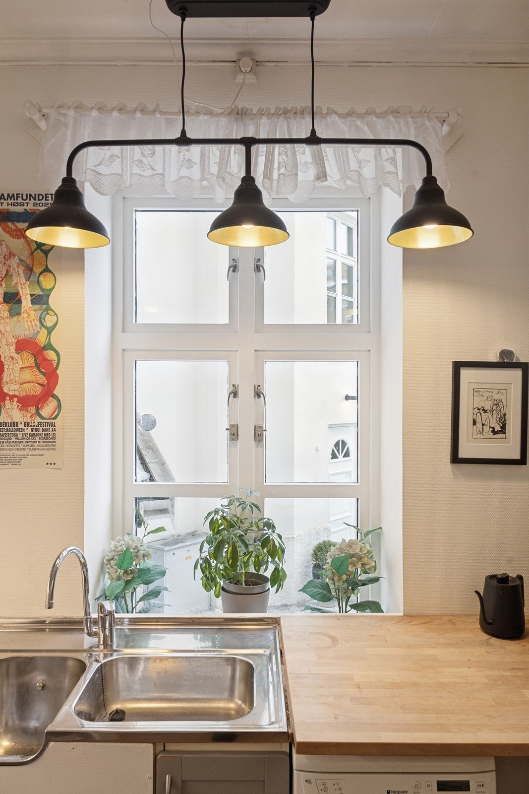 Vinduene med 2-lags glass er datert 1998 og gir godt med dagslys. Galleribilde