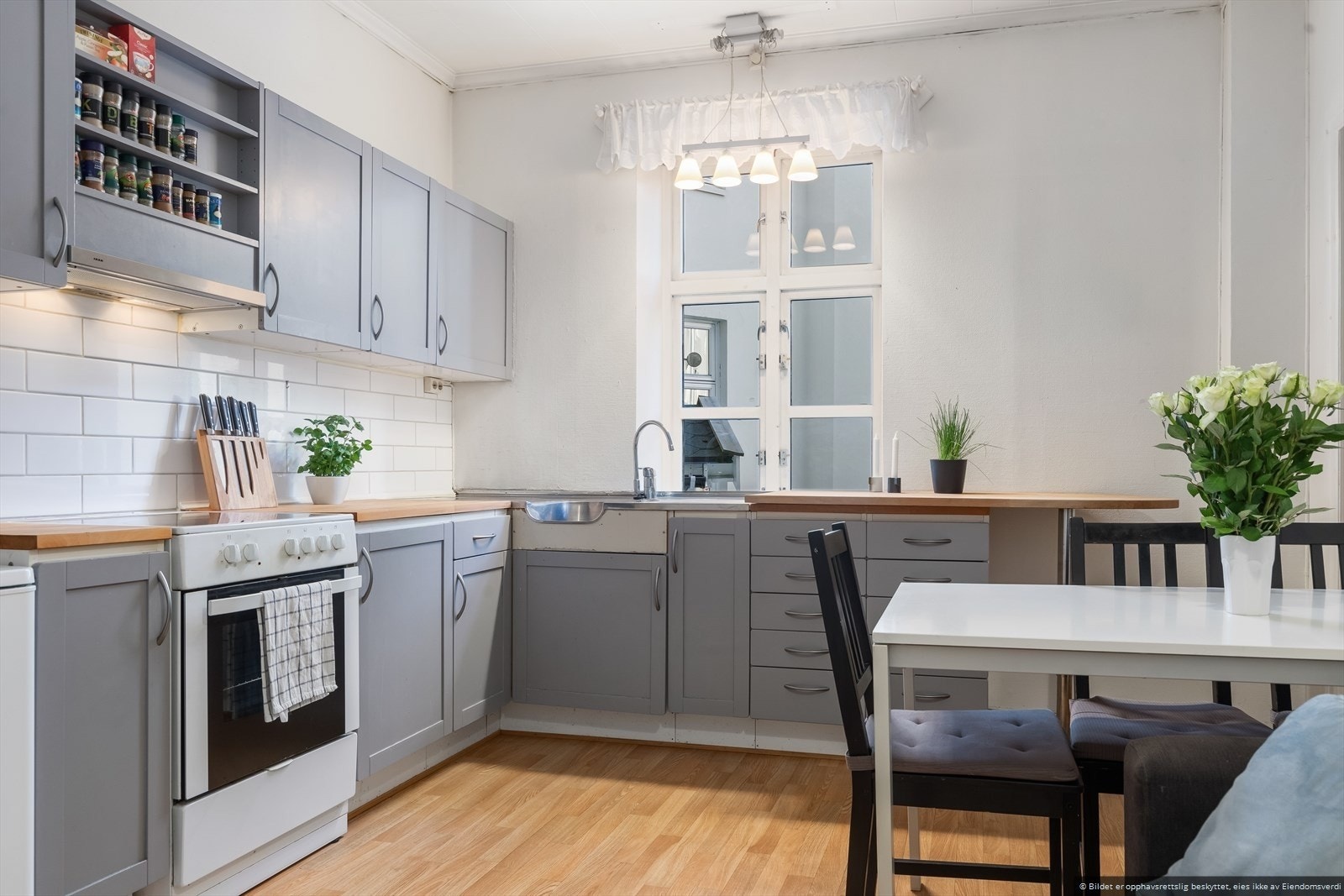 Den gode takhøyden, karakteristisk for bygårder fra 1910, gir en luftig og åpen romfølelse. Galleribilde