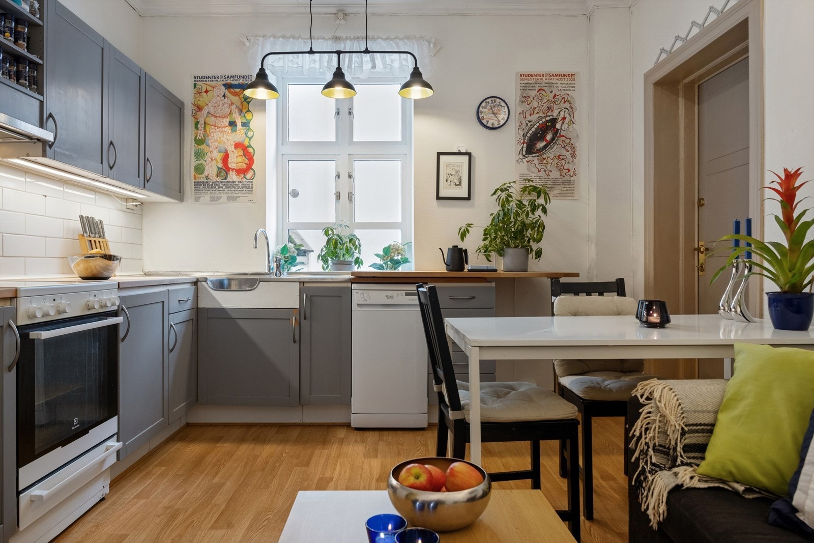 Kjøkkeninnredningen har profilerte fronter og en solid benkeplate i heltre. Galleribilde