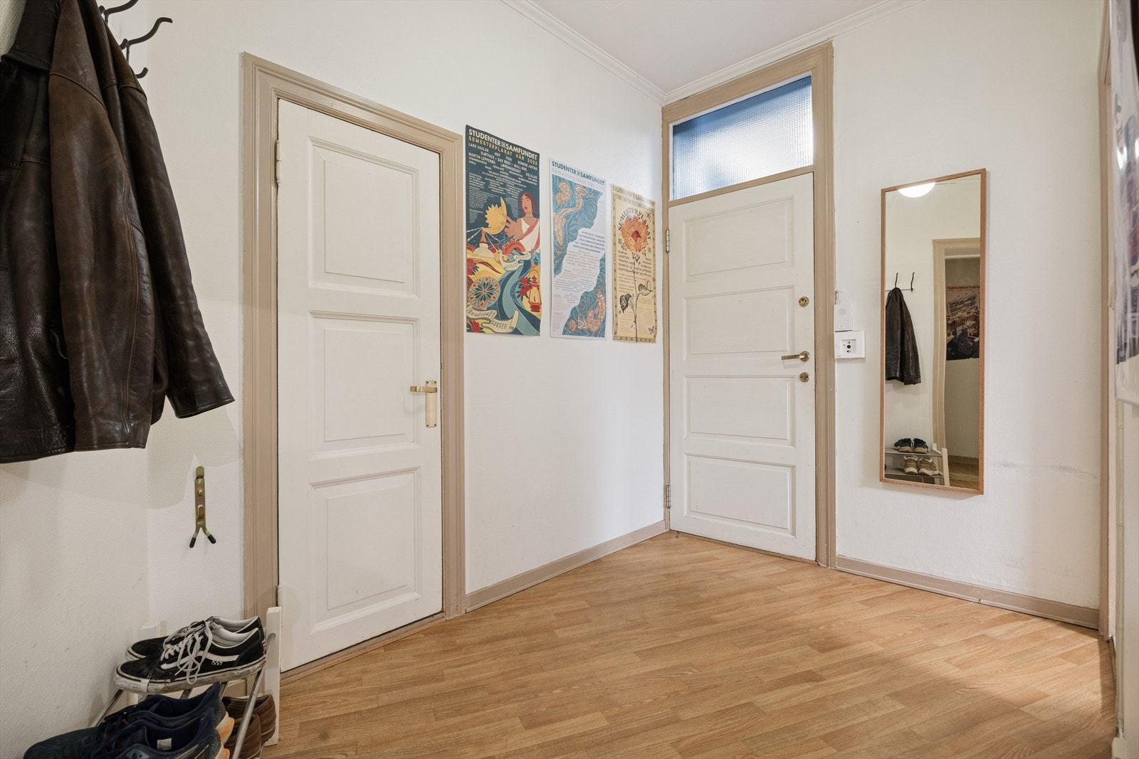 Fra en romslig gang er det adkomst til alle rom i leiligheten. Galleribilde