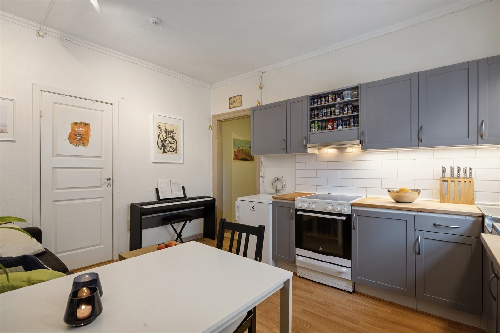 Her er det integrert oppvaskmaskin og en ventilator med kullfilter over komfyren. Galleribilde