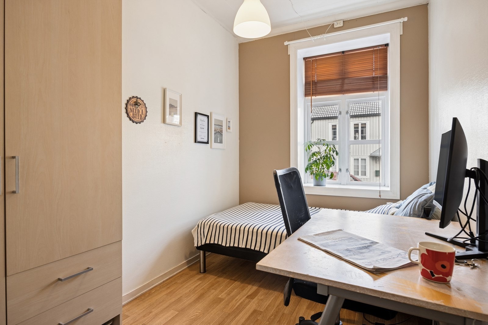 Leiligheten er opprinnelig en stue og ett soverom - stuen er oppdelt i to og benyttes som to soverom. Galleribilde