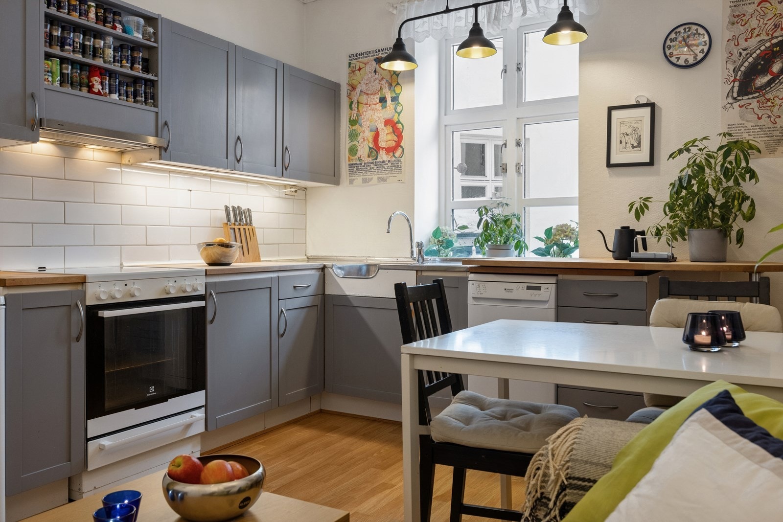 Kjøkkenet har rikelig med skap- og benkeplass. Galleribilde