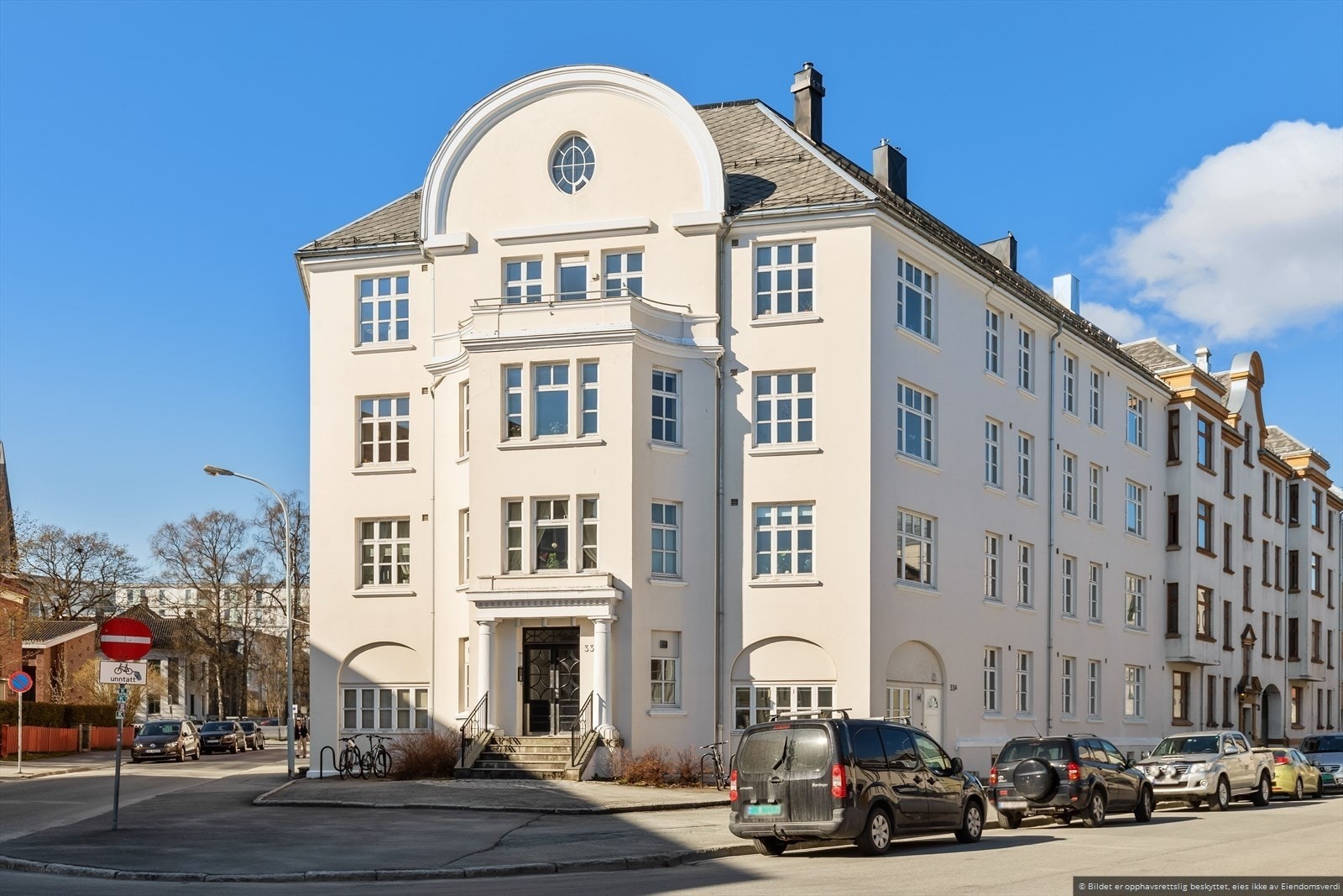 Leiligheten ligger i en klassisk murgård fra 1910 i et veletablert og trivelig nabolag. Galleribilde