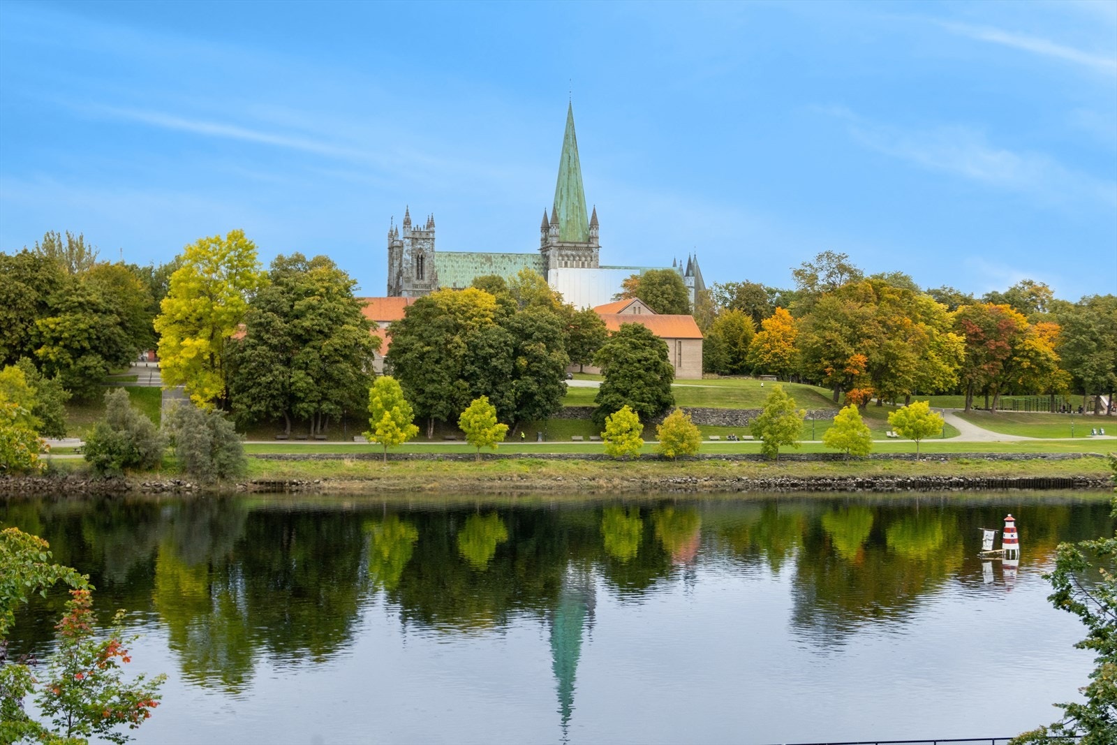 Fra leiligheten er det kort vei til den idylliske elvepromenaden langs Nidelva og Bakklandet. Galleribilde