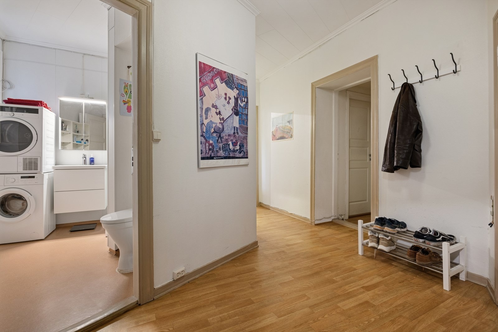 Gangen har god plass til oppbevaring av yttertøy og sko. Galleribilde