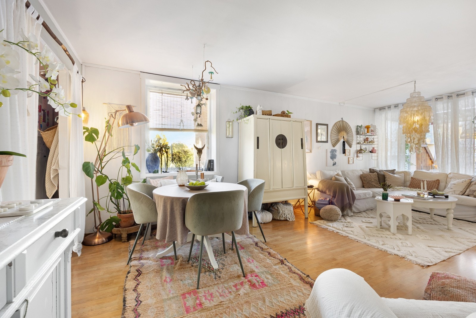 Spisesonen er plassert ved vindu og får rikelig med dagslys. Galleribilde