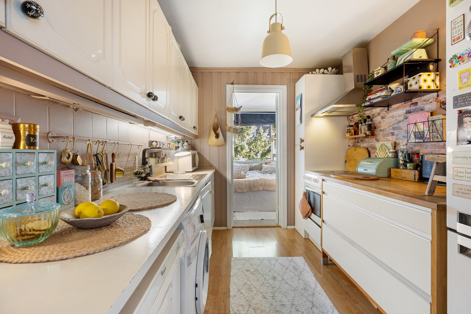 Praktisk kjøkken med benk og skapoverflater på begge sider. Galleribilde