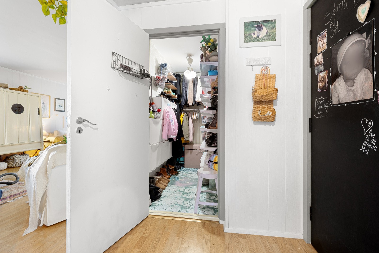 I tilknyttning til entréen har man en innvendig praktisk bod for ytterligere oppbevaring. Galleribilde