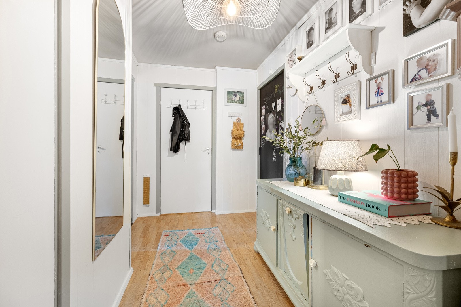 Romslig entre med god plass for diverse oppbevaringsløsninger. Galleribilde