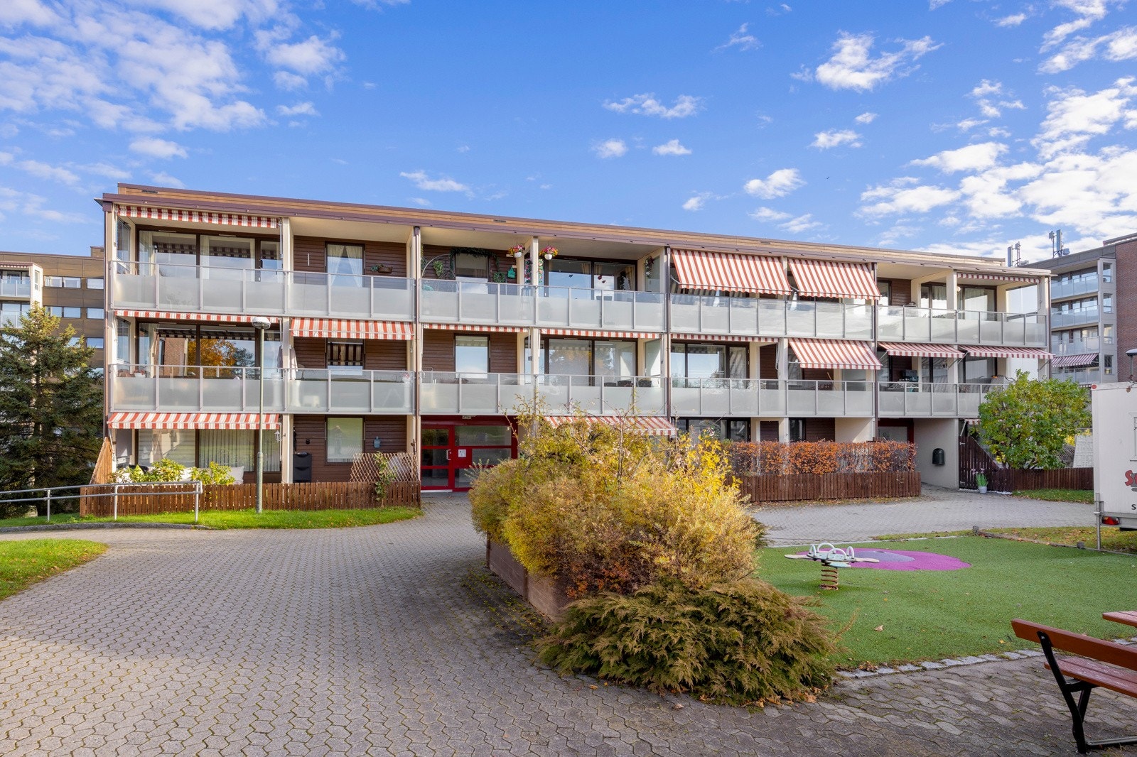 Det er mulighet for å sette opp elbil-lader ved garasjeplassen. Galleribilde