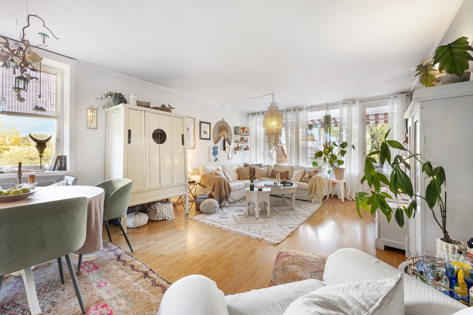 Fin hjørnestue med gode lysforhold. Galleribilde