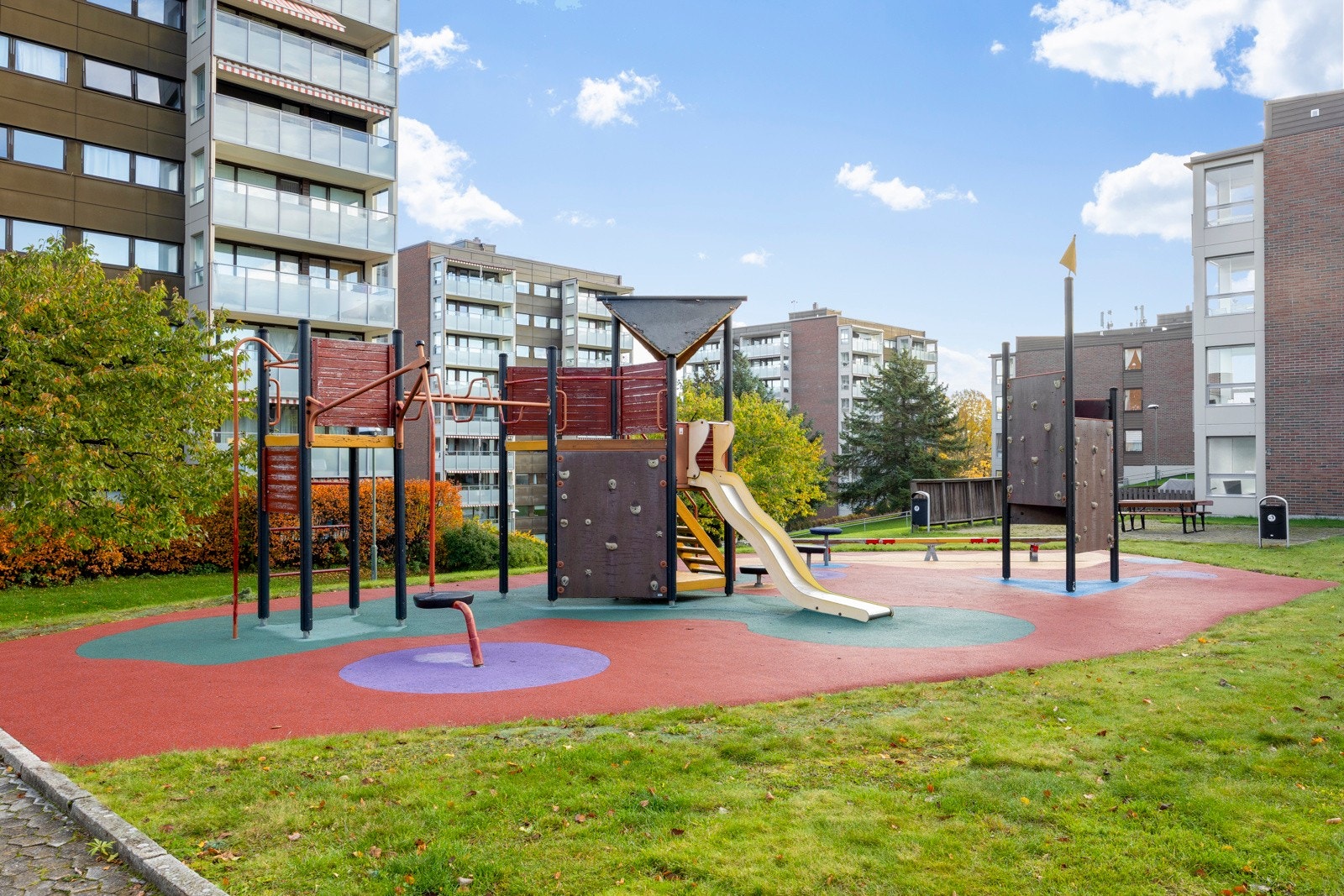 Området har sittegrupper og lekeplasser flere steder. Galleribilde