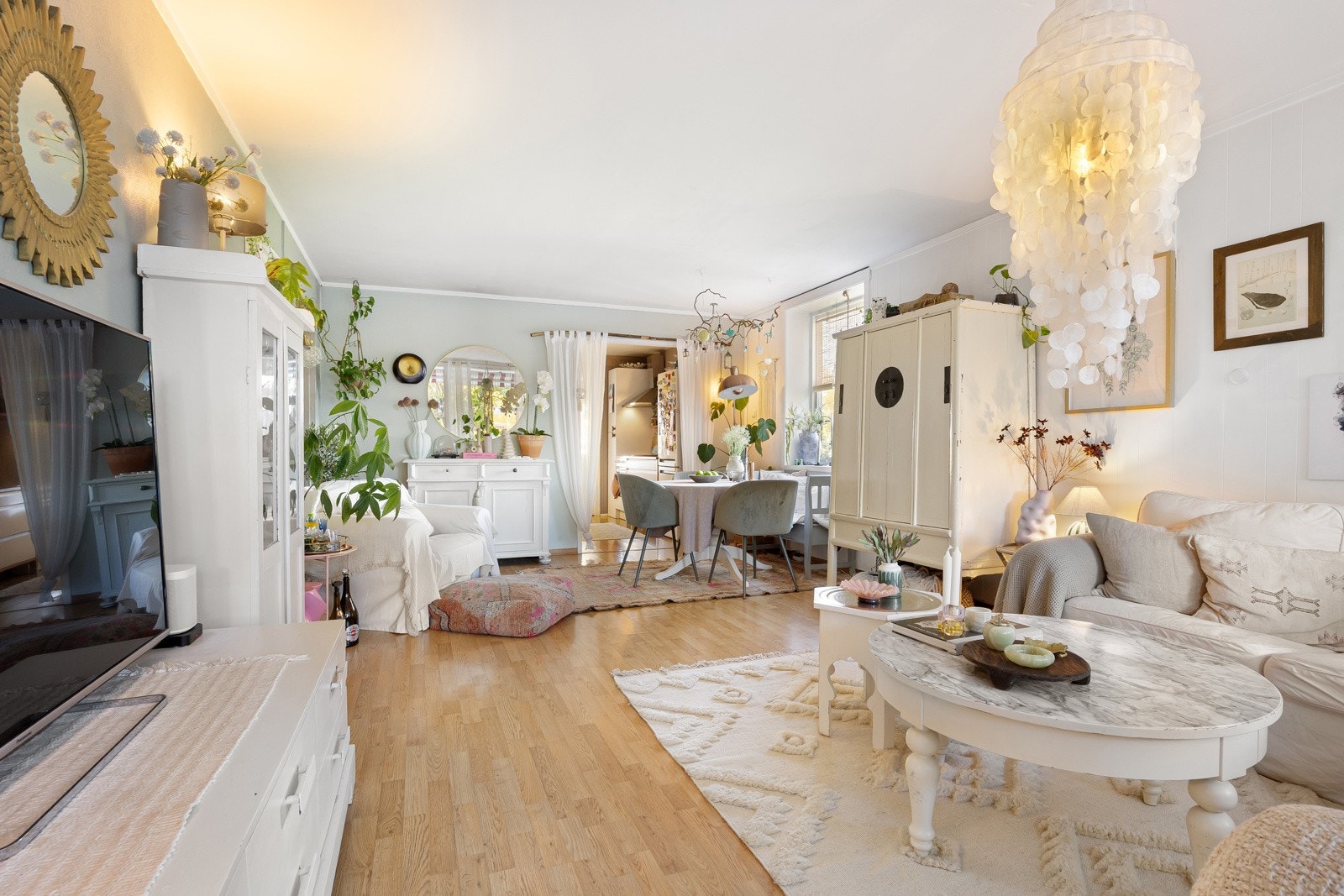 Lyse overflater og gjennomtenkte fargevalg gir stuen et rolig og tidløst uttrykk. Galleribilde