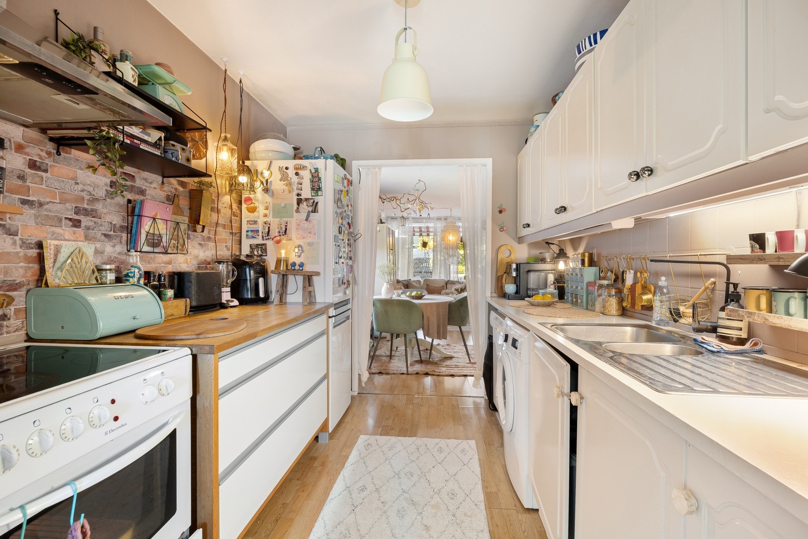 Kjøkkenet har hvit, profilert innredning som gir et tidløst og sjarmerende uttrykk. Galleribilde