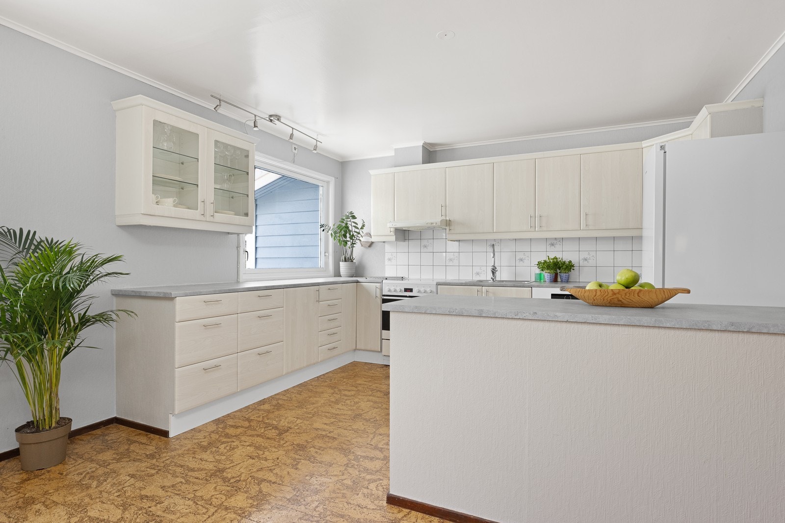 Innredningen har laminert benkeplate og en praktisk kjøkkenøy. Galleribilde