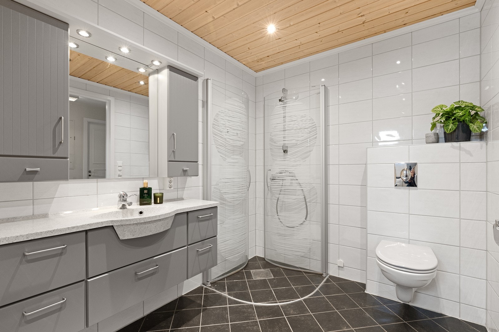 Badet i første etasje er flislagt og har elektriske varmekabler i gulvet. Galleribilde