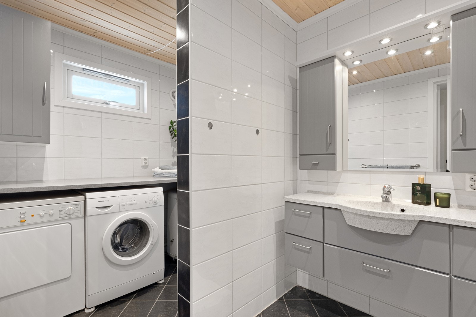 En praktisk vaskeromsdel med opplegg for vaskemaskin og tørketrommel. Galleribilde