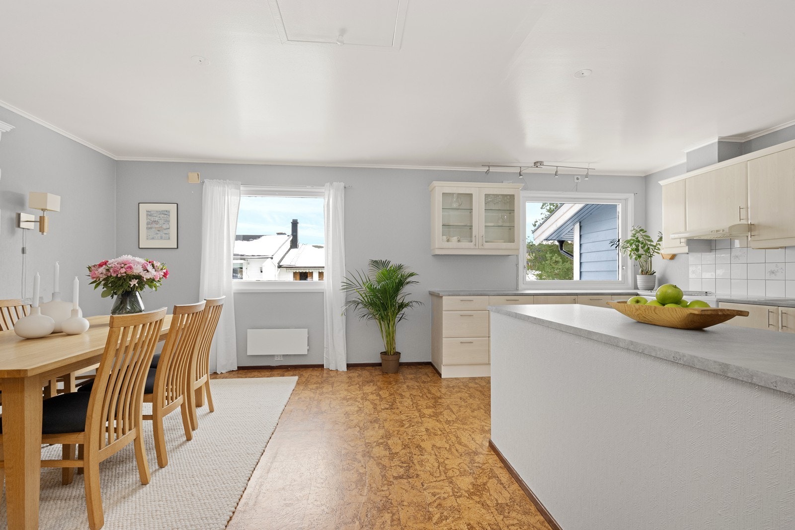 I tilknytning til kjøkkenet er det god plass til en romslig spisegruppe. Galleribilde