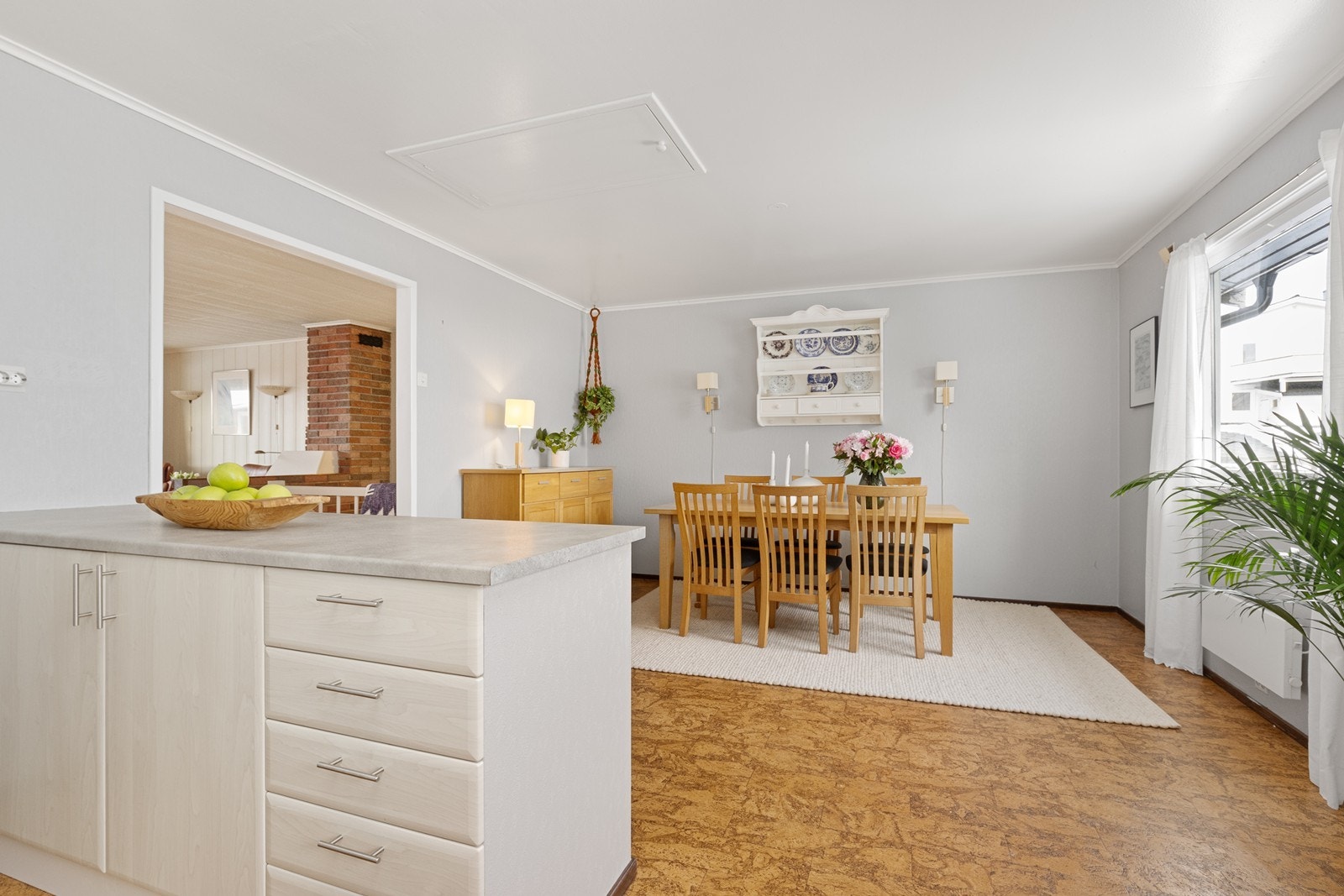 Et sosialt allrom som er boligens naturlige samlingspunkt. Galleribilde