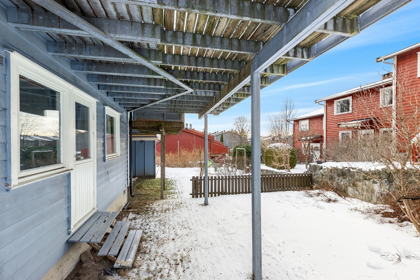 Under balkongen er det en overbygd uteplass med utgang fra første etasje. Galleribilde