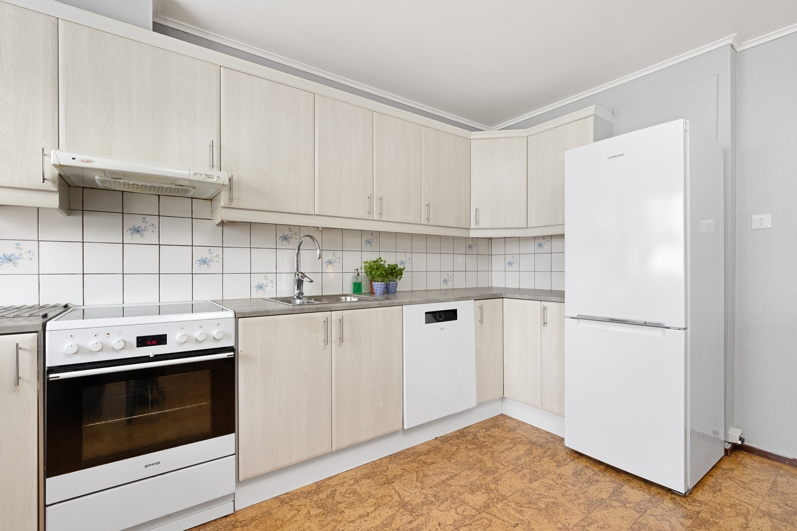 Kjøkkenet er utstyrt med integrert kjøle-/fryseskap og oppvaskmaskin. Galleribilde