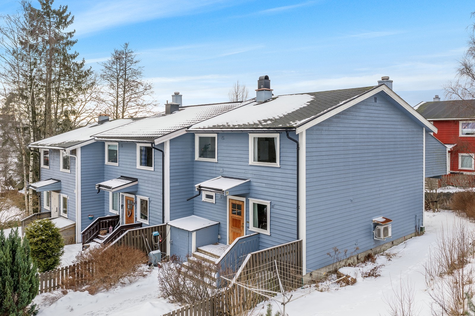 Et familievennlig rekkehus over to plan i et etablert og rolig nabolag. Galleribilde