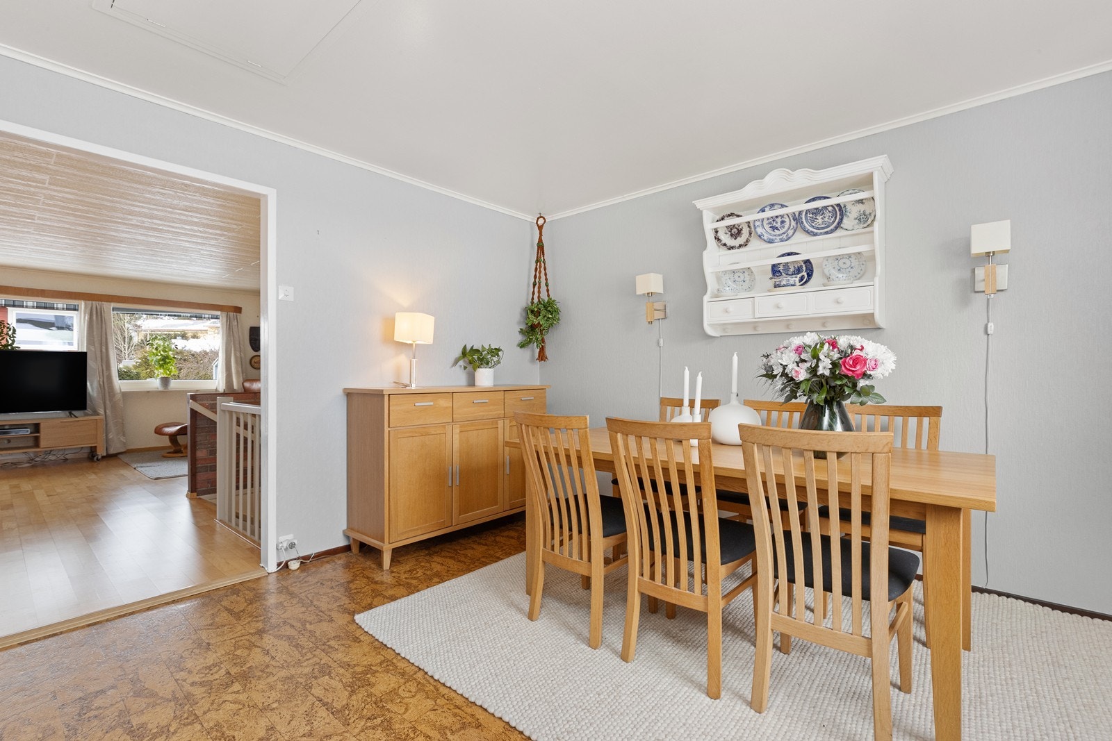 Den åpne løsningen skaper en naturlig overgang mellom kjøkken og stue. Galleribilde