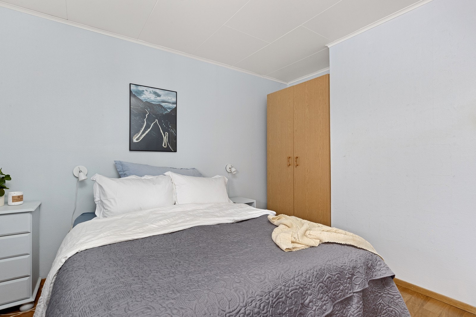 Soverommene har parkett eller belegg på gulv og malte plater i himling. Galleribilde