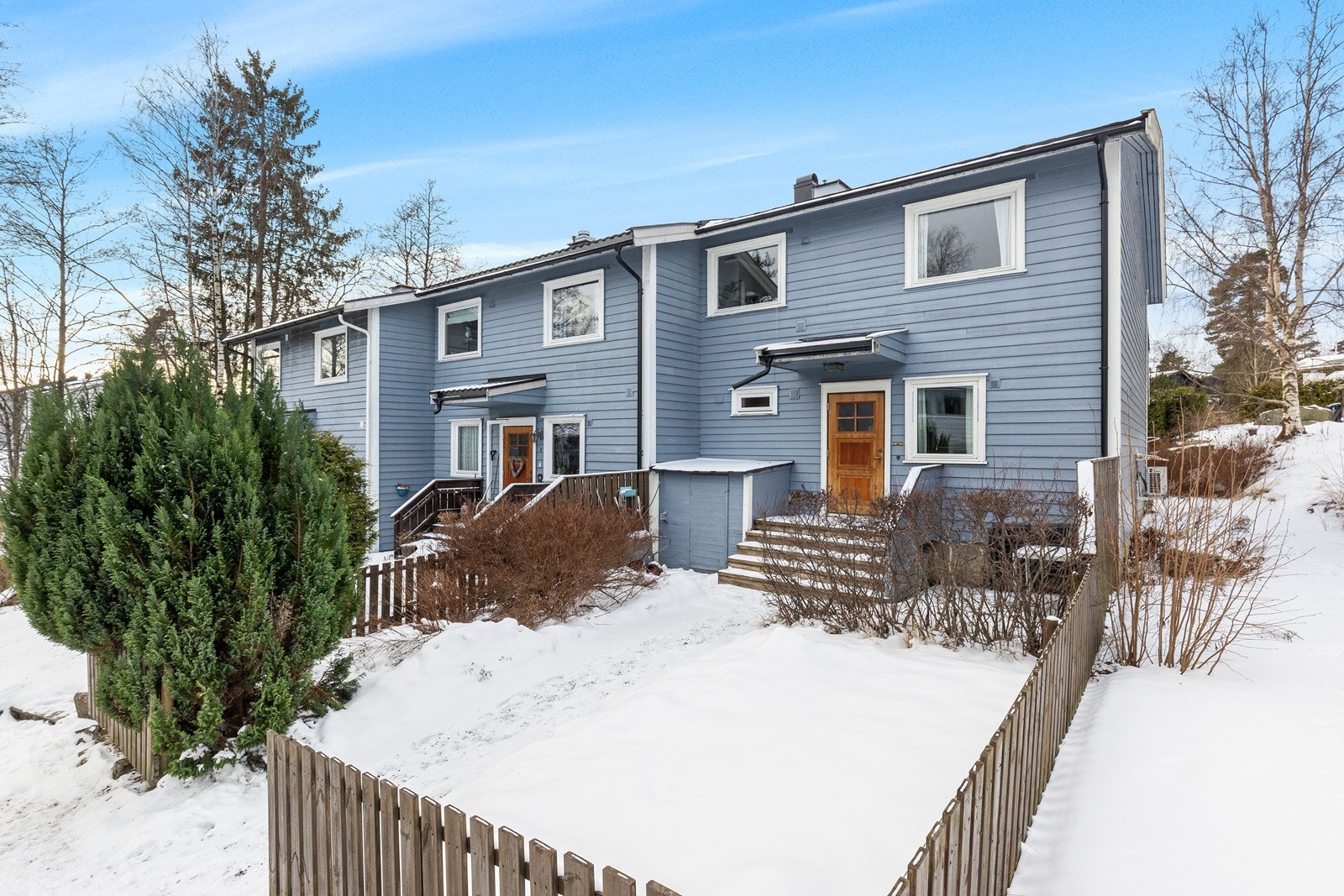 Eiendommen har en opparbeidet gårdsplass og grøntareal. Galleribilde