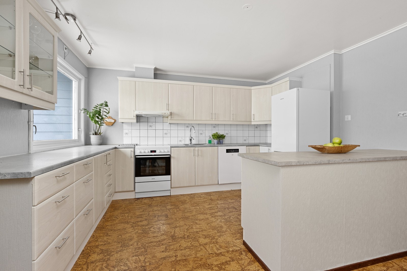 Kjøkkenet har en funksjonell innredning med gode oppbevaringsmuligheter i over- og underskap. Galleribilde