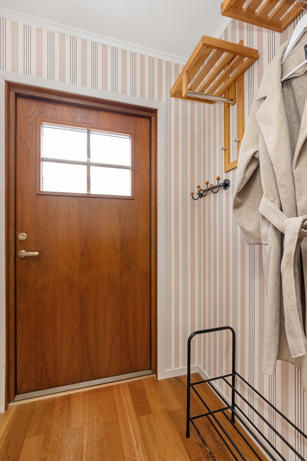 Inngangspartiet i første etasje ønsker velkommen inn i boligen. Galleribilde