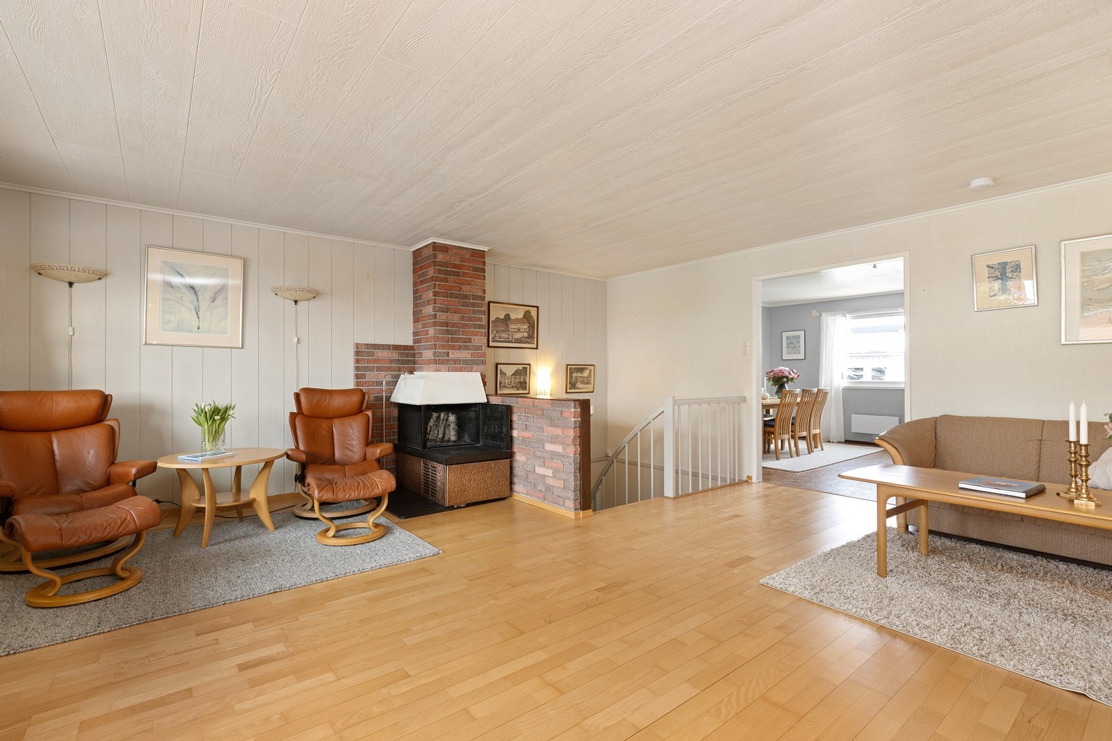 Andre etasje rommer stue og kjøkken i en åpen og sosial løsning. Galleribilde