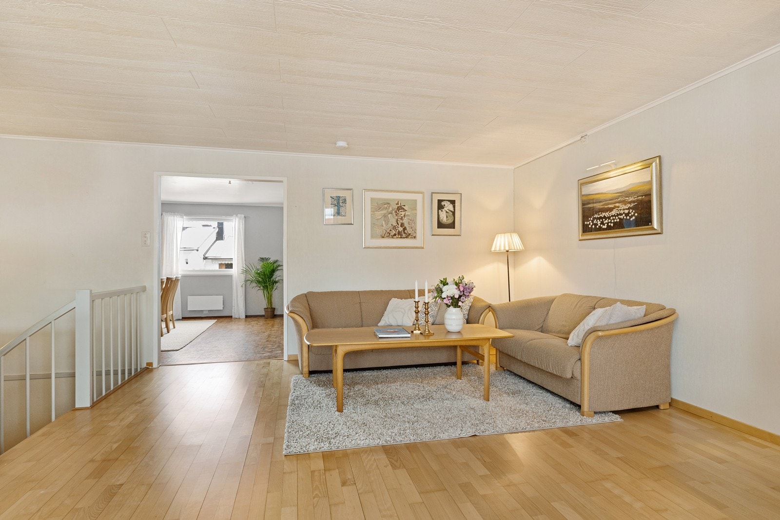 Stuen har parkett på gulvet og god plass til sofagruppe. Galleribilde