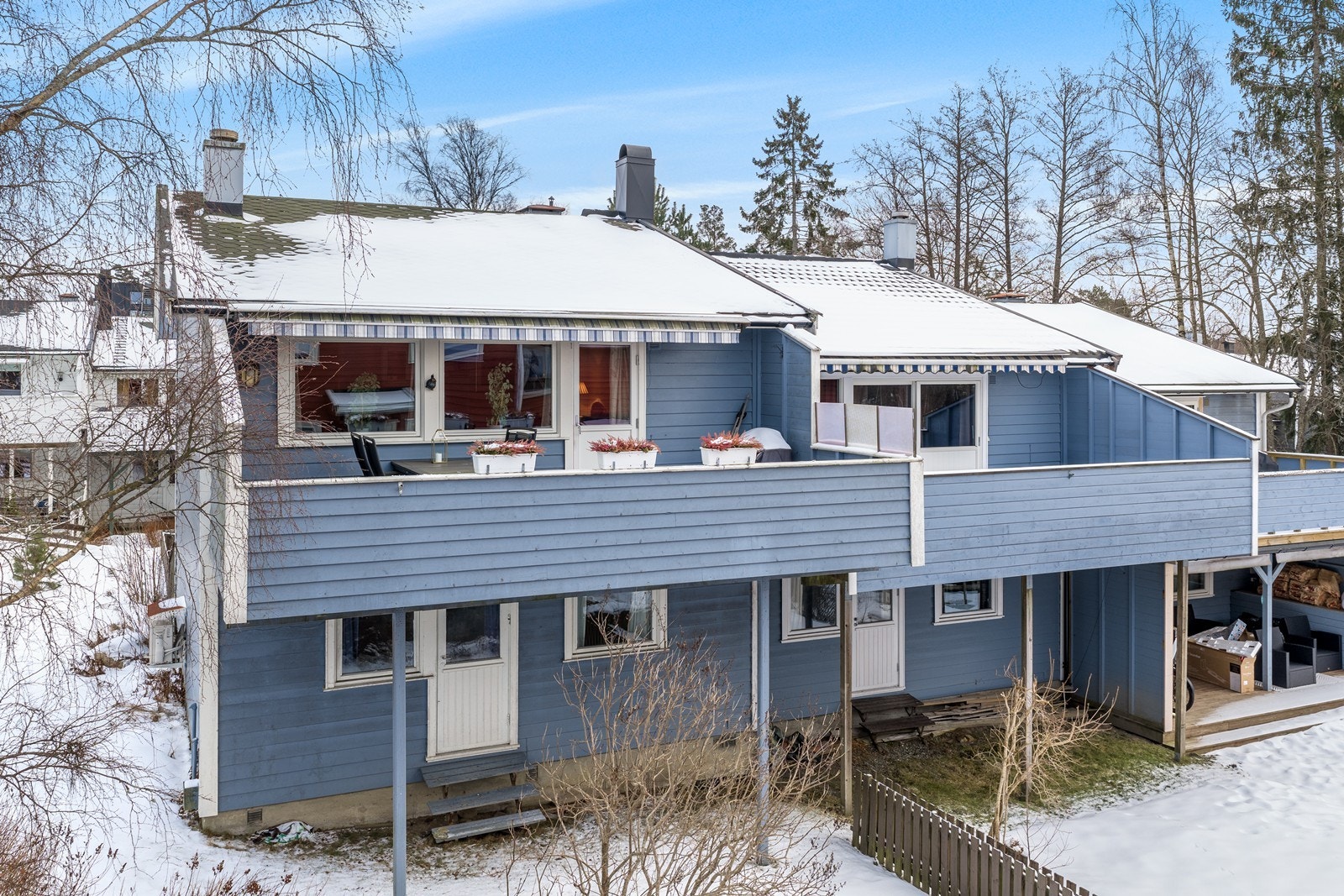 Eiendommen har en tilhørende garasjeplass i et nærliggende garasjeanlegg. Galleribilde