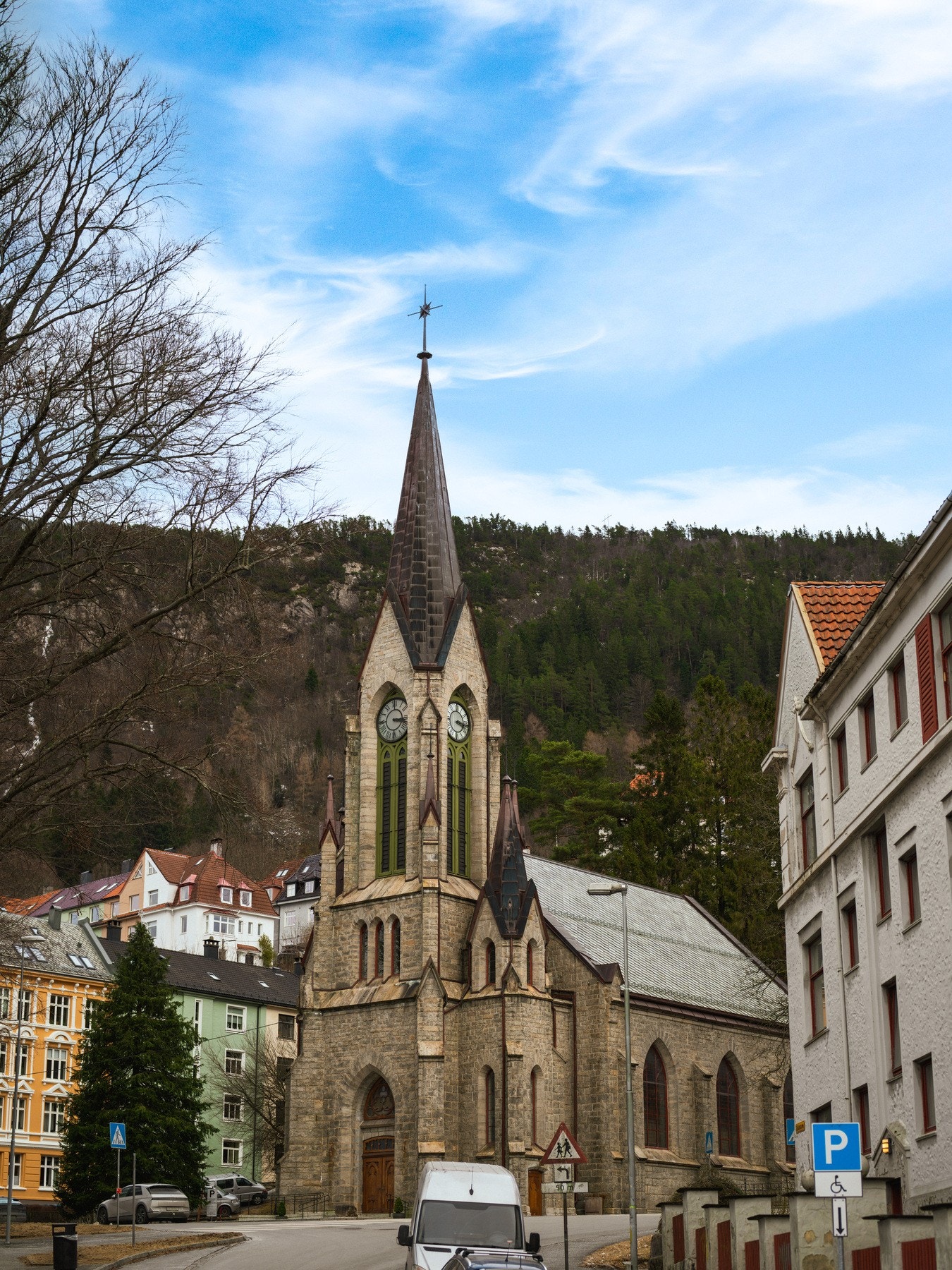 Det er svært godt kollektivtilbud i området, med flere bussholdeplasser innenfor kort gangavstand. Her har bussene hyppige avganger mot Bergen sentrum og Åsane. Nærmeste bussholdeplass er Kirkegaten. Galleribilde