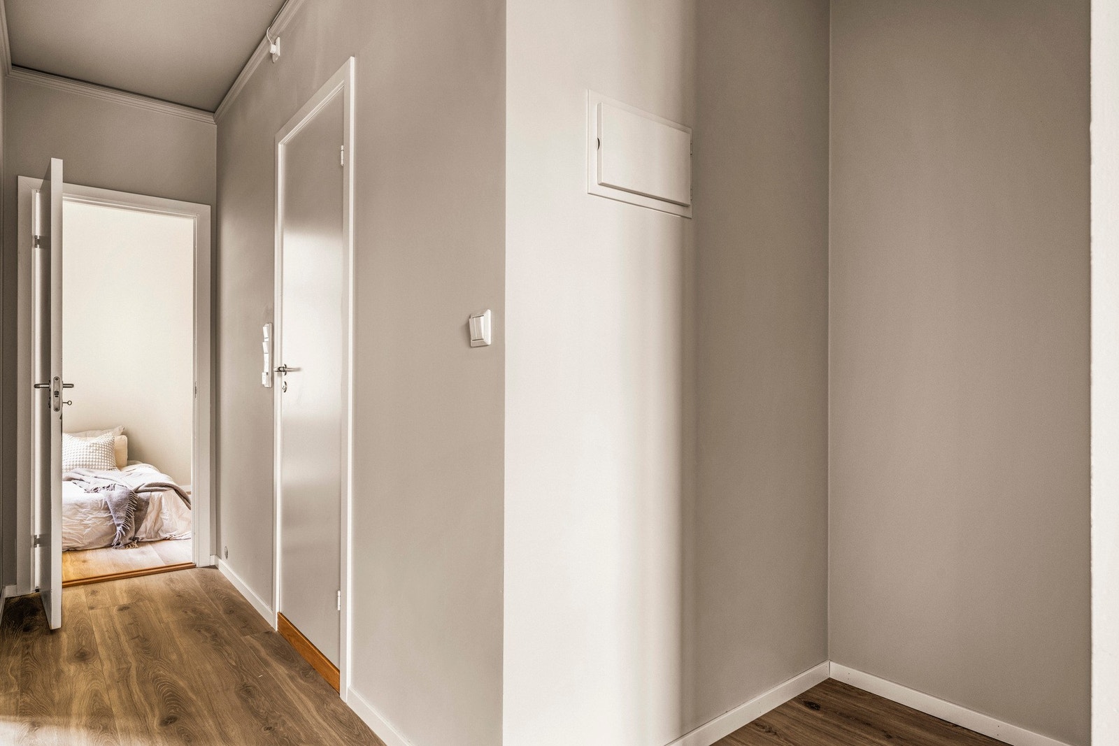 Det er plass til å henge fra seg ytterklær og sette fra seg sko i praktisk innhuk. Galleribilde