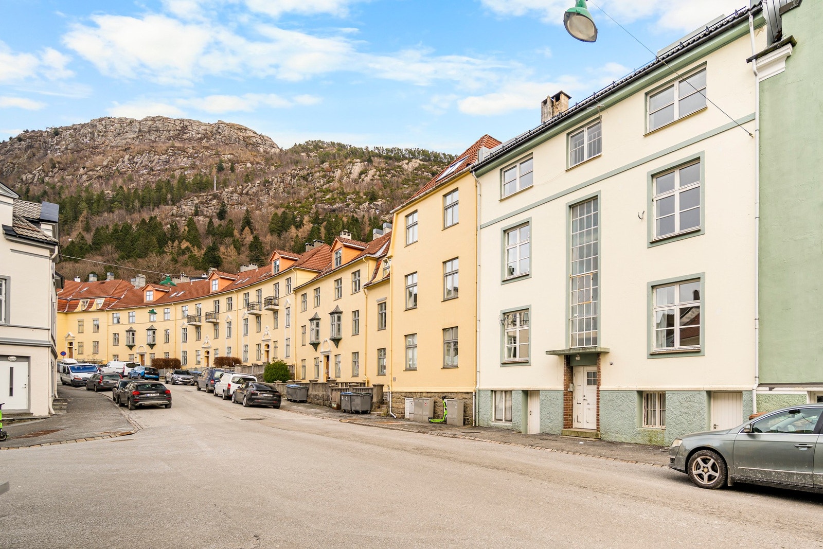 Leiligheten har en helt ypperlig beliggenhet for studenter. Innenfor kort radius finner du alle de store studieinstitusjonene. NLA Høgskolen ligger rett nedenfor boligen. Universitetet i Bergen, Handelshøyskolen BI, Høyskolen Kristiania og NHH er alle en Galleribilde