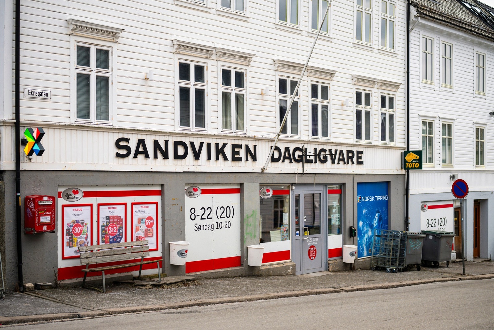Dagligvarehandelen kan gjøres på Sandviken dagligvare, Bunnpris Mulen eller Joker Sandviken, som er i kort gangavstand fra boligen. Galleribilde