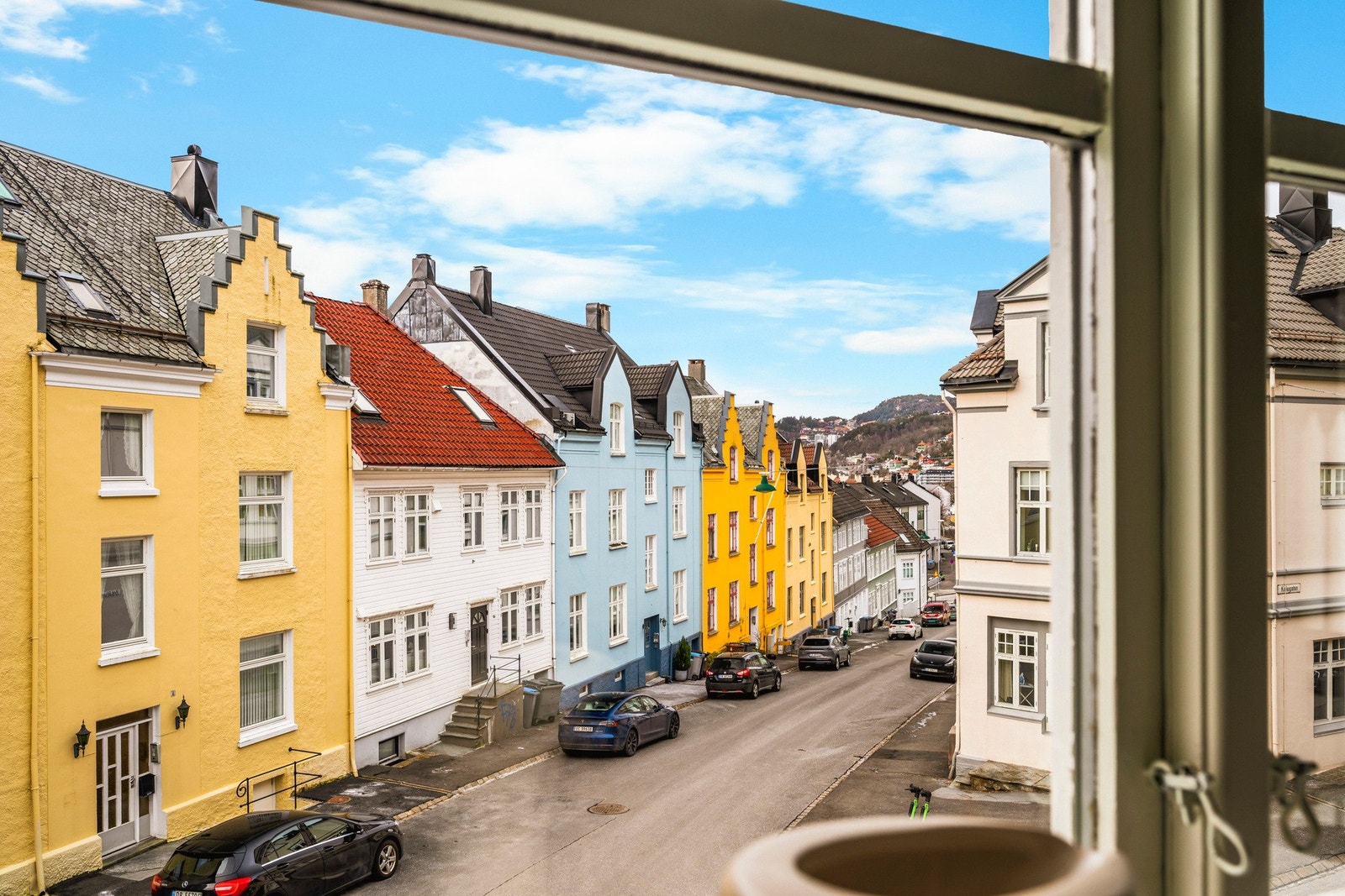 Du møtes at svært godt lysinnslipp gjennom store vindusflater og en generøs takhøyde. Galleribilde