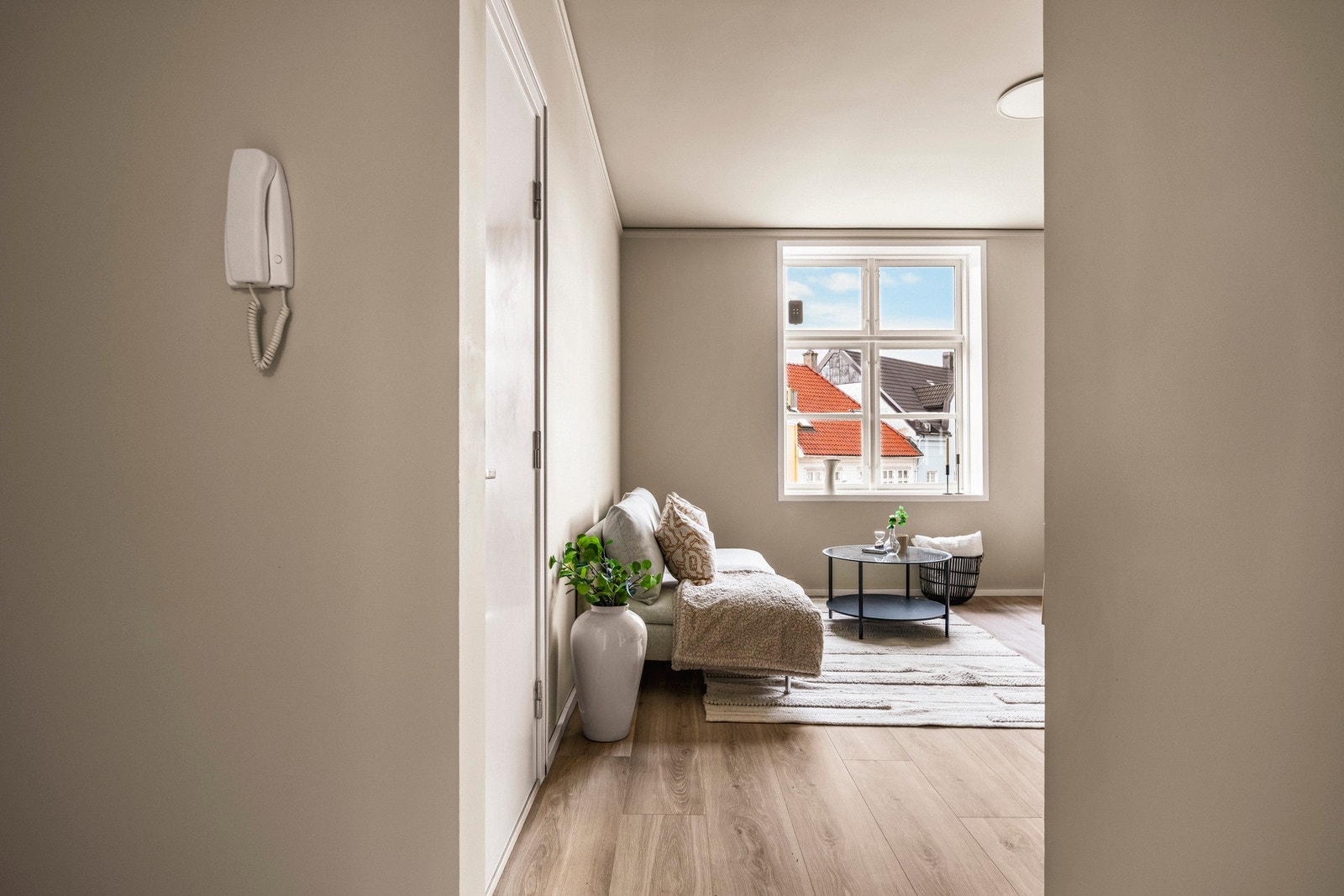 Velkommen inn! Det første som møter deg er en åpen løsning av entré, stue og kjøkken. Galleribilde