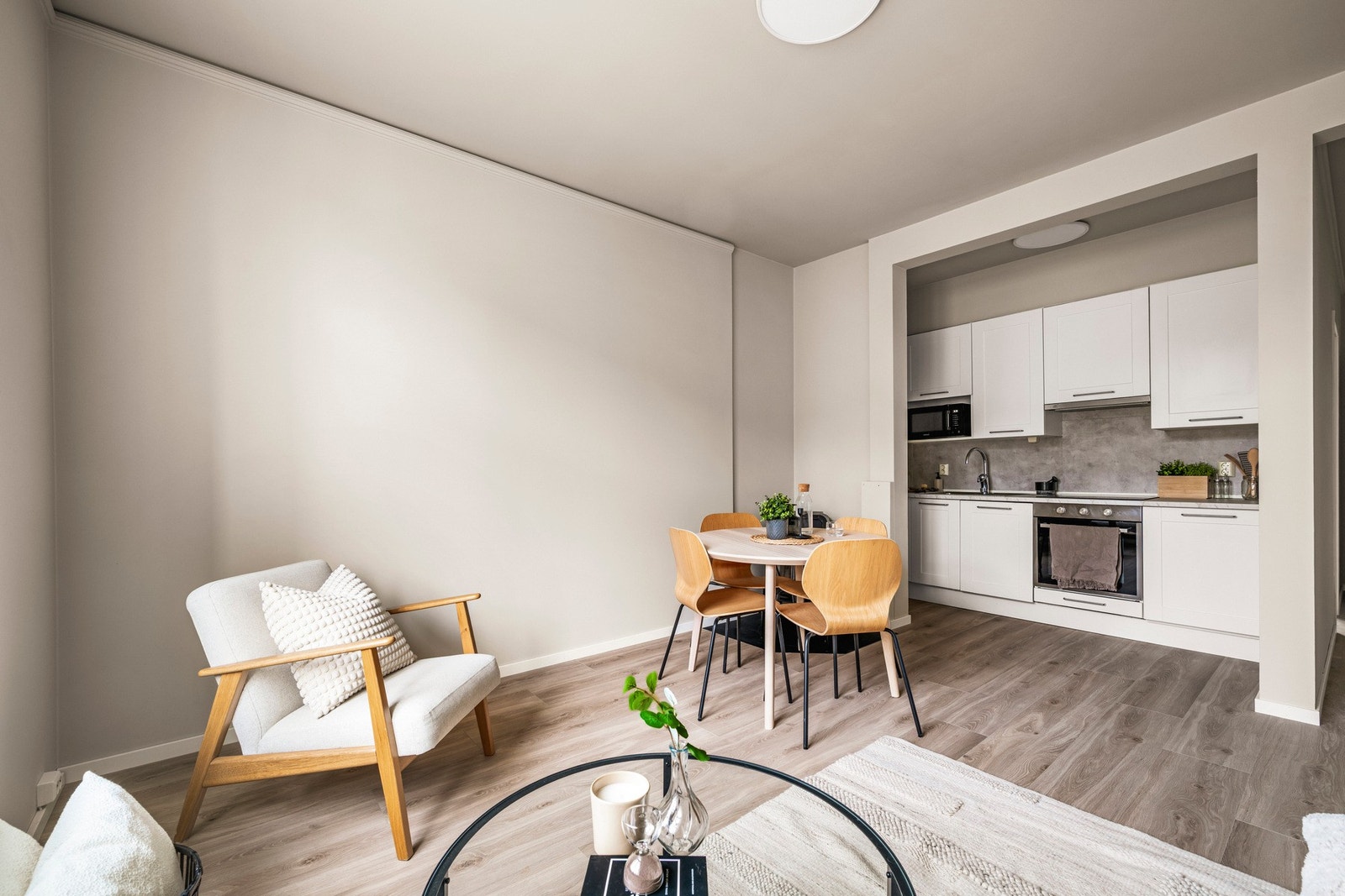 Kjøkkeninnredningen består av med profilerte fronter, laminat benkeplate, over benkeplaten er det benyttet malte flater, stål oppvaskkum og ventilator. Galleribilde