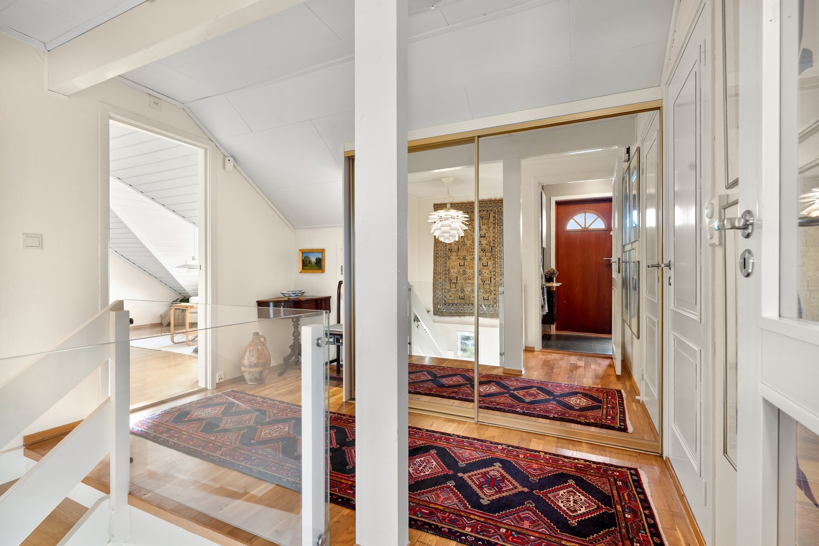 Velkommen inn! Inngangspartiet er i øverste etasje og etasjene er bygget nedover i terrenget Galleribilde