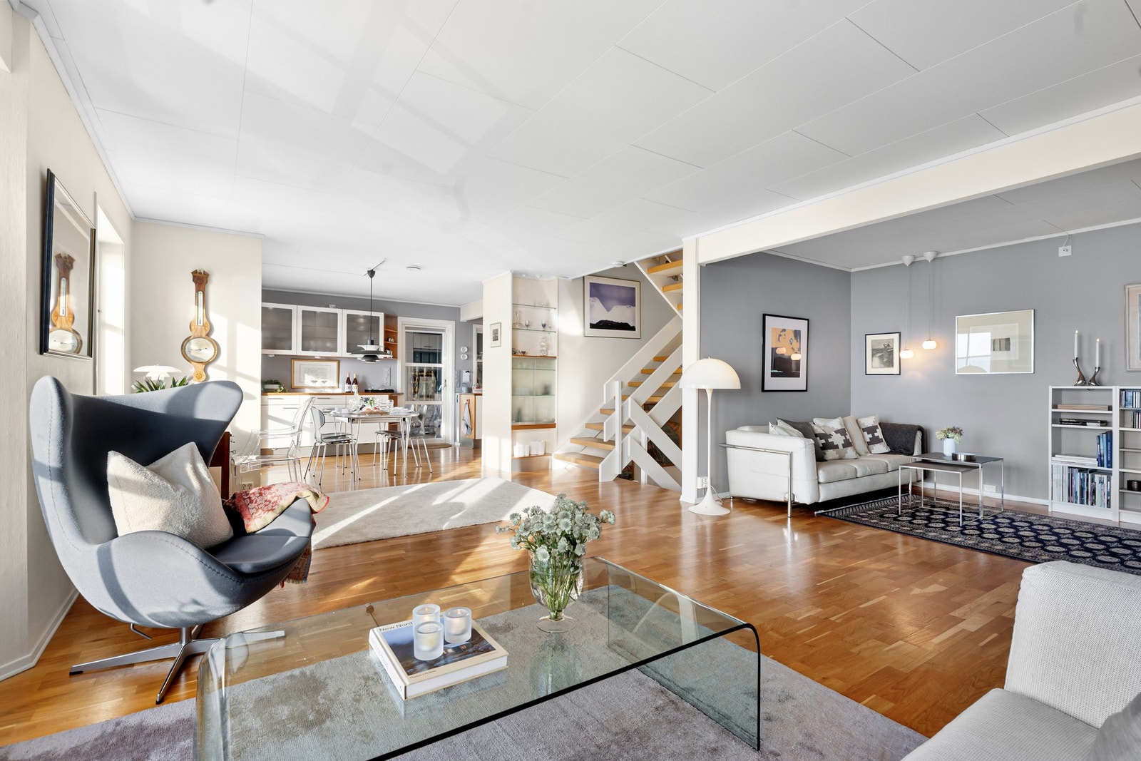 Det er plass til flere soner med sittegrupper i boligen Galleribilde