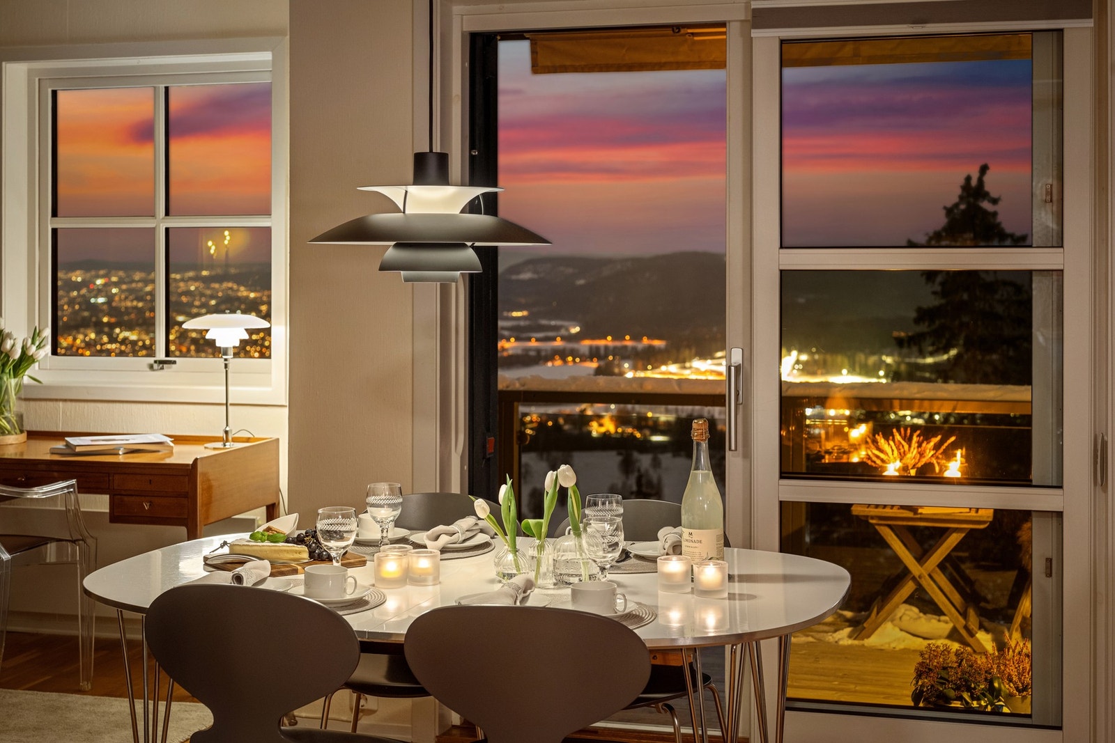 Fra sin egen stue kan man nyte mange nydelige solnedganger og stemningen fra byen under Galleribilde