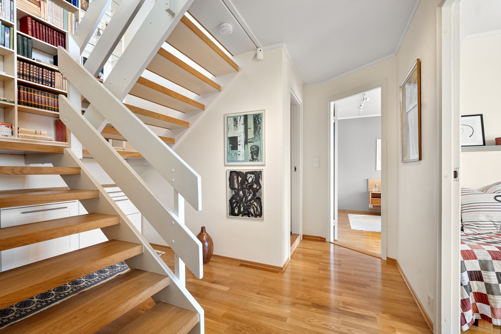 Vi beveger oss to etasjer ned (ettersom vi startet i midtetasjen) og tar en titt på underetasjen. Her ligger de tre soverommene i tillegg til stort bad Galleribilde