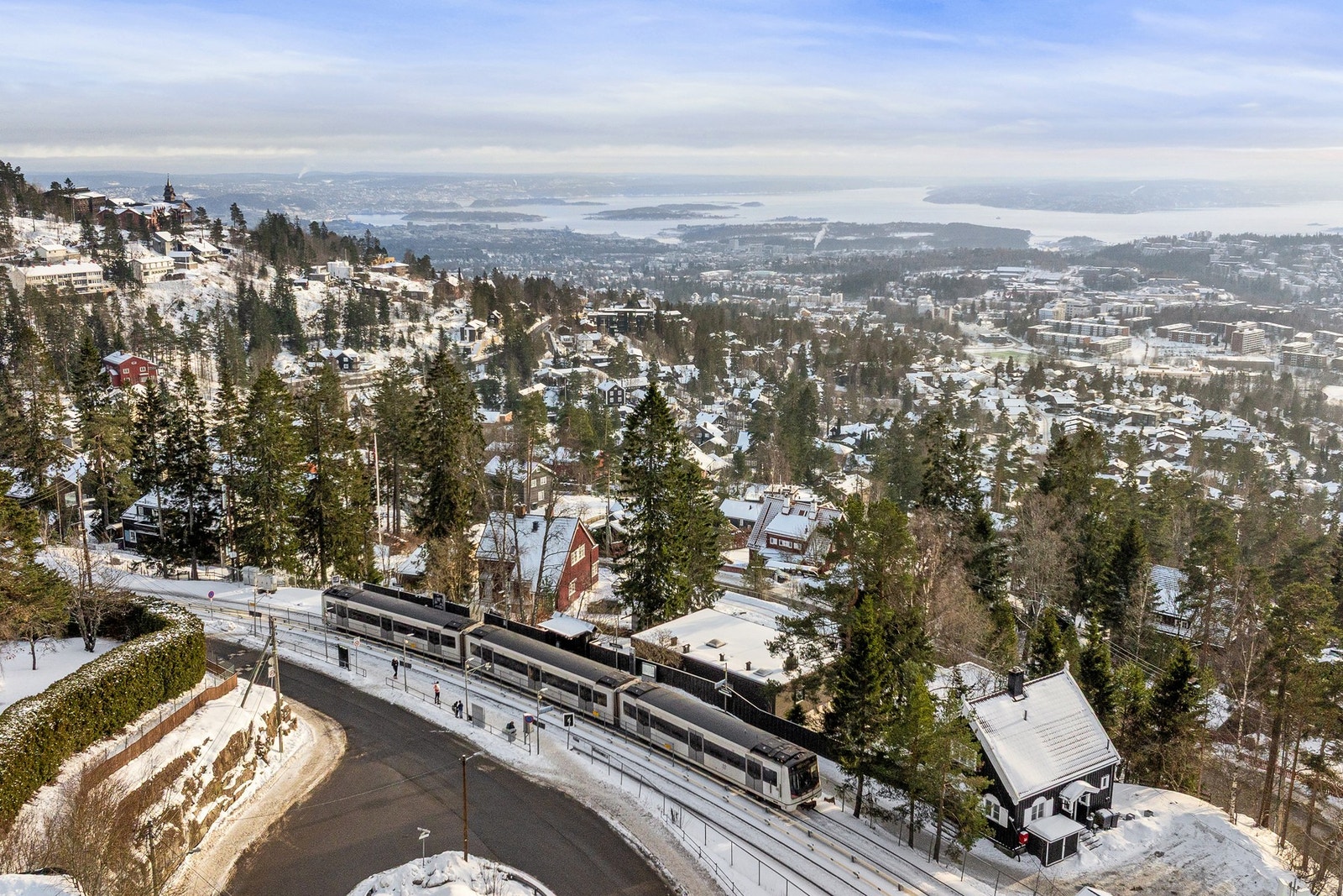 Det er kort vei til Voksenlia T-banestasjon hvor Frognerseterbanen går Galleribilde