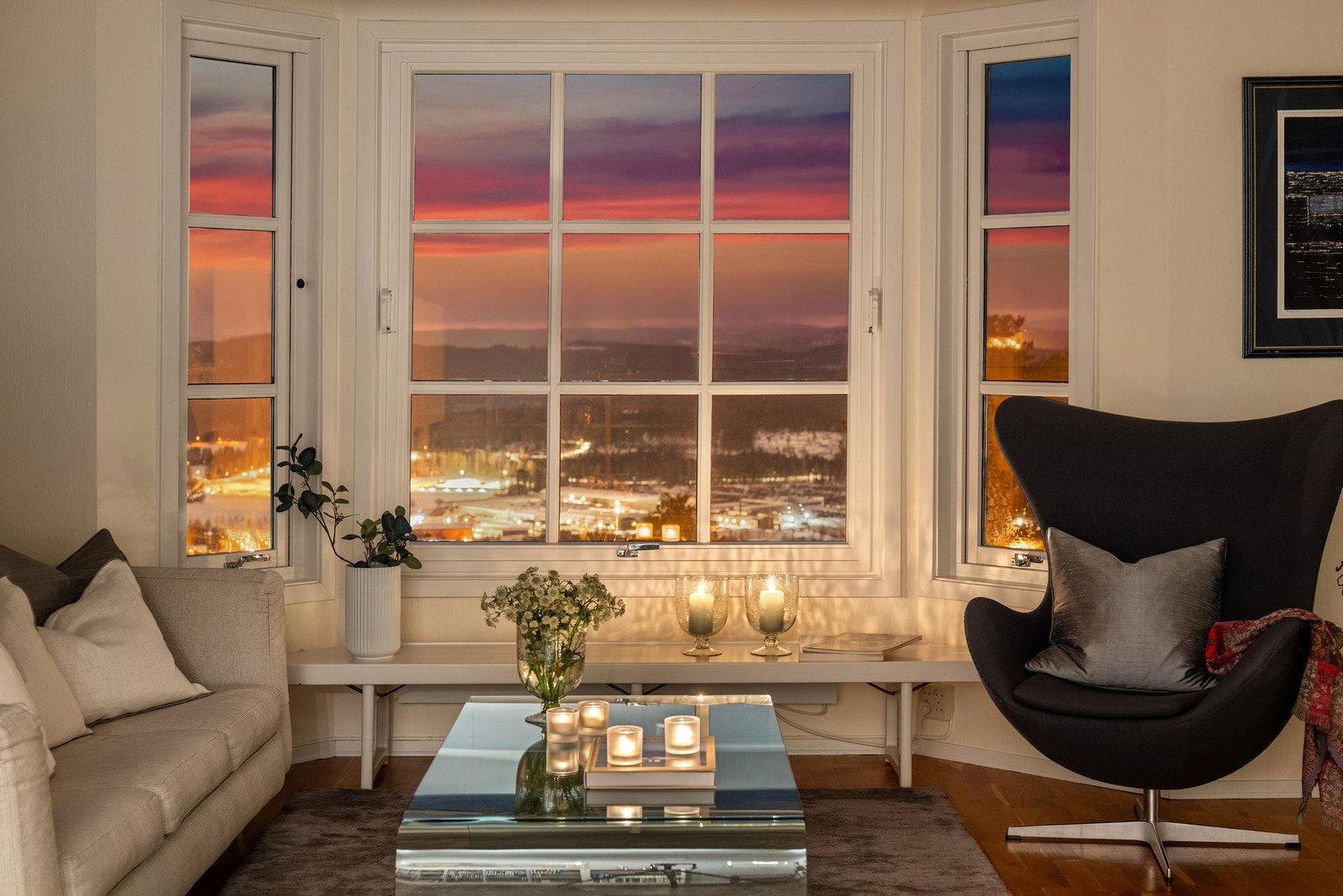 Nydelig utsikt fra stuens store vinduer Galleribilde