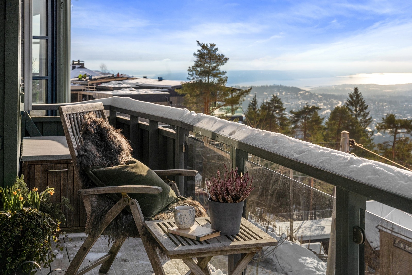 Holmenkollens vestside kan by på sol hele året, og terrassen nyter solforholdene fra tidlig formiddag til solnedgang Galleribilde