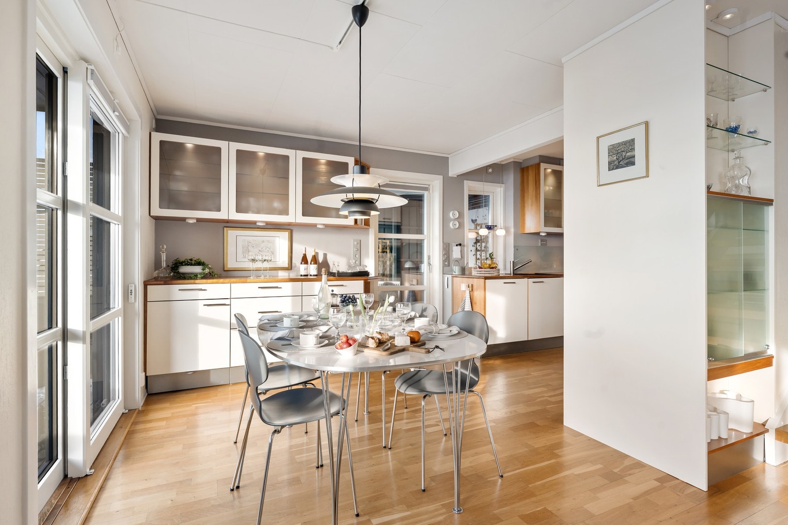 Åpen kjøkkenløsning og utgang til terrassen Galleribilde